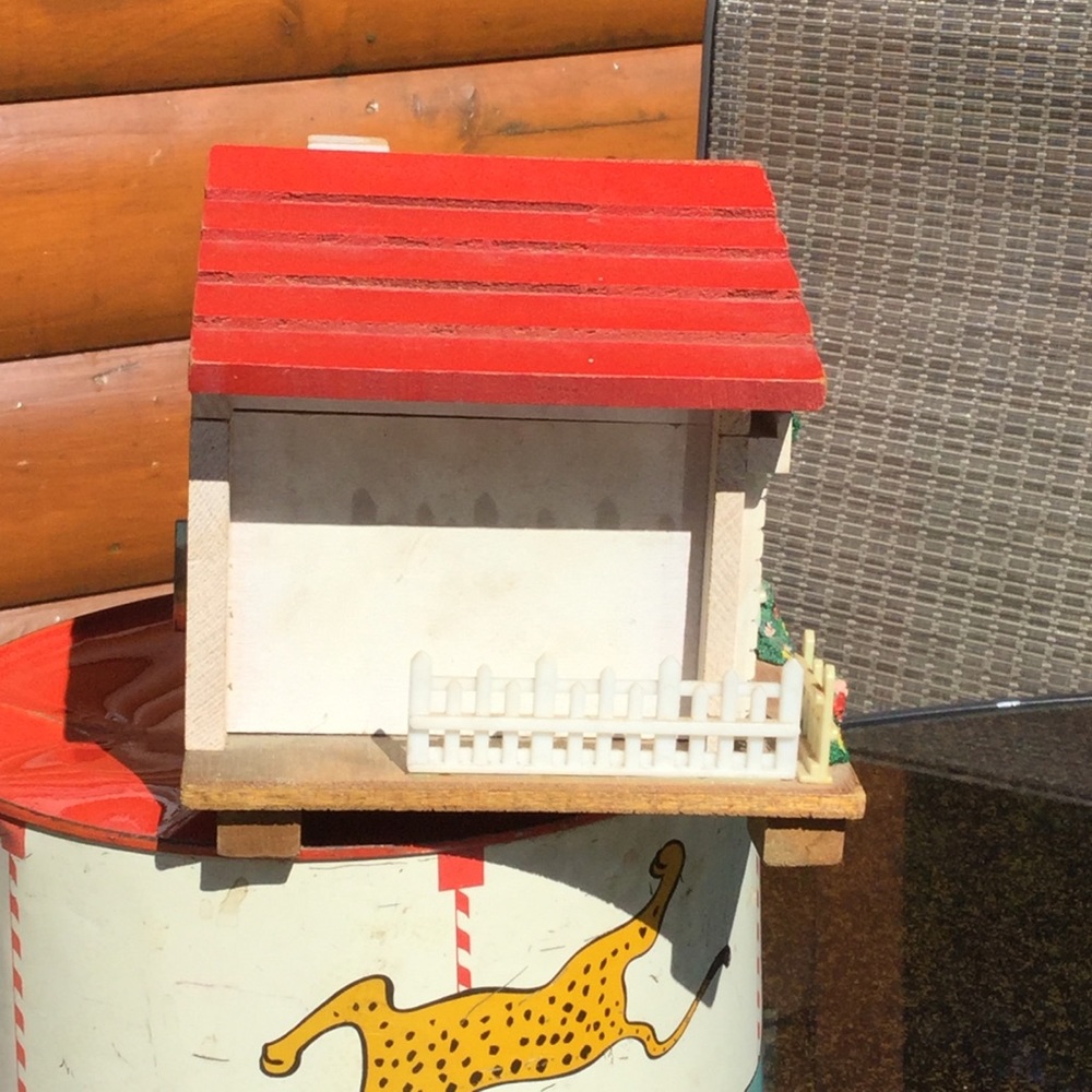 Music Jewelry Box Swiss Chalet Adorable PLAYS - Picture 8 of 15